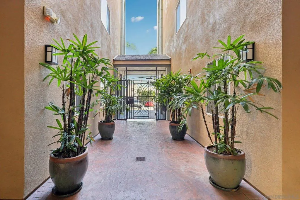 3990 Centre 104, San Diego, California 92103 home-pic-4
