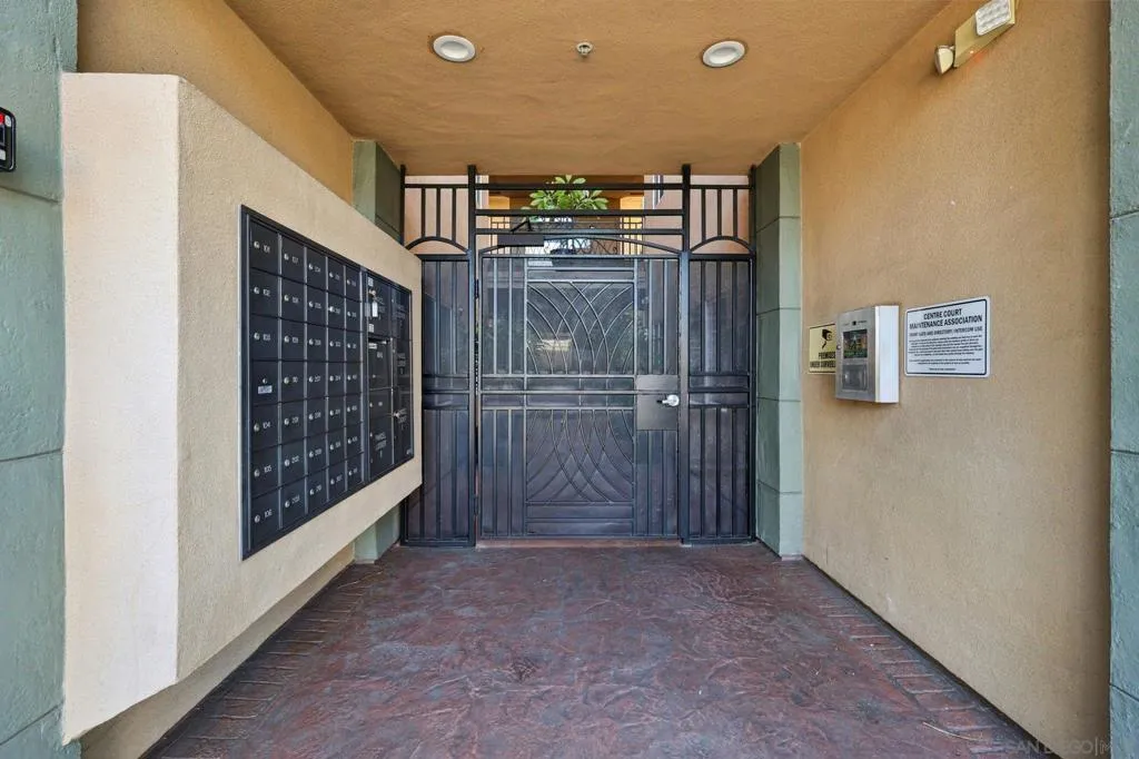 3990 Centre 104, San Diego, California 92103 home-pic-3
