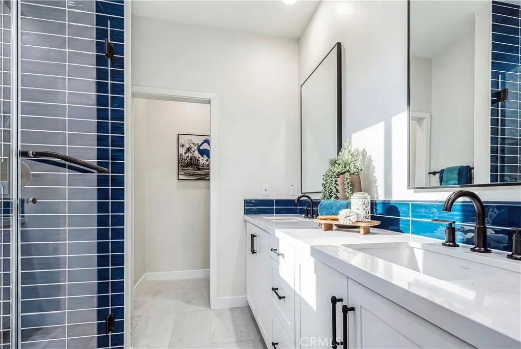12720 Azure Way 27, Hawthorne, California 90250 home-pic-10