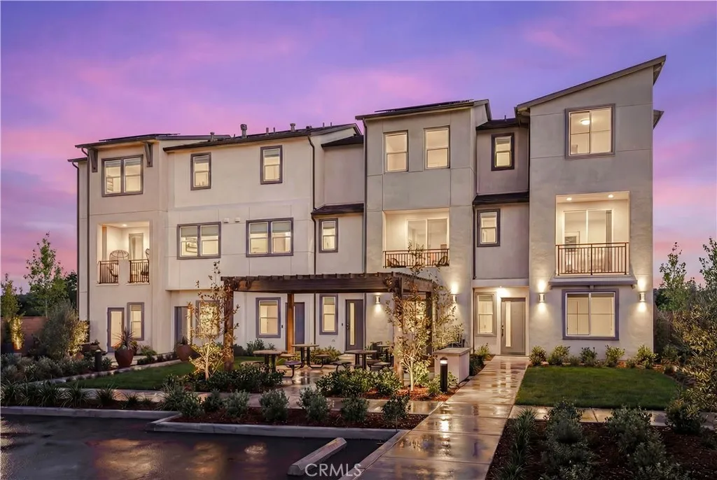 12720 Azure Way 27, Hawthorne, California 90250 home-pic-1