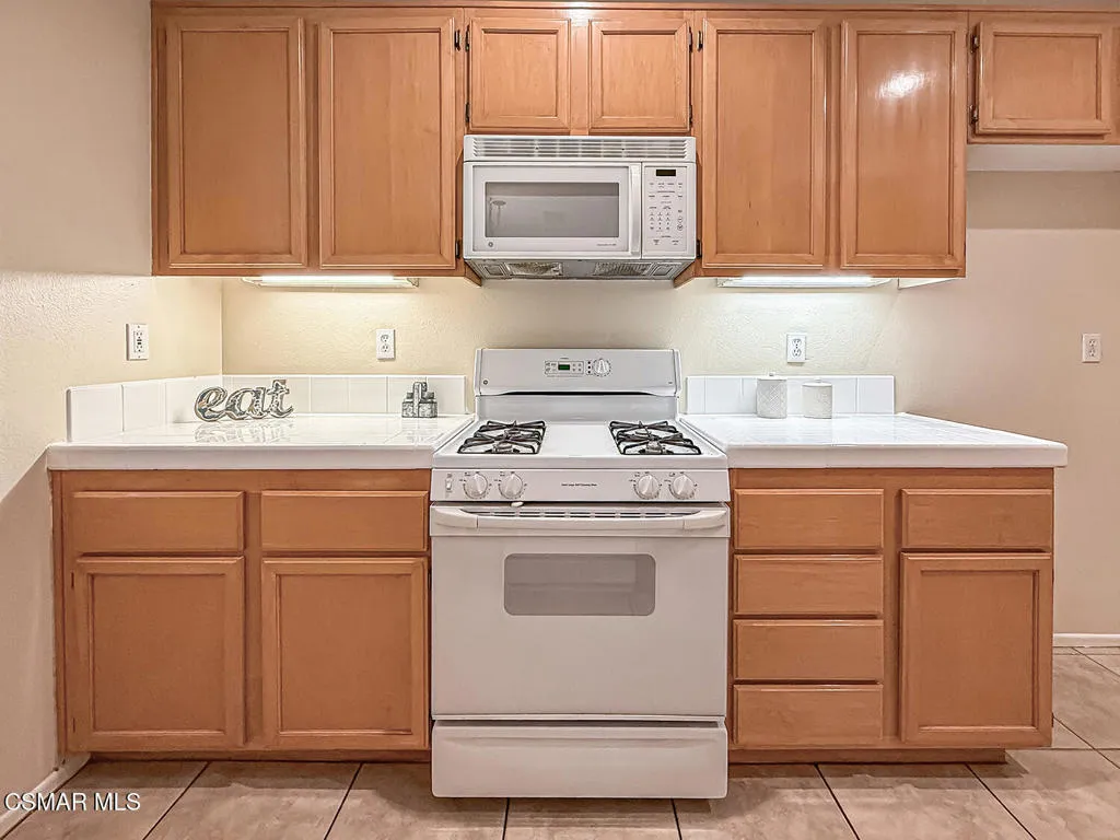 1668 Woodscent Lane, Simi Valley, California 93065 home-pic-16
