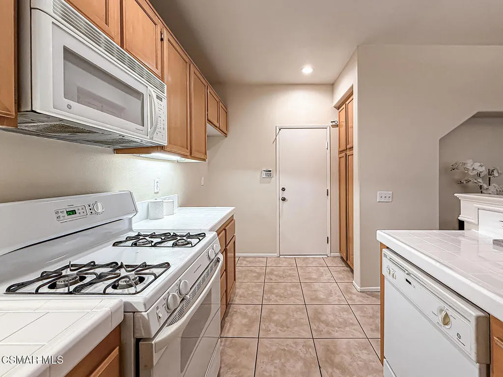 1668 Woodscent Lane, Simi Valley, California 93065 home-pic-19