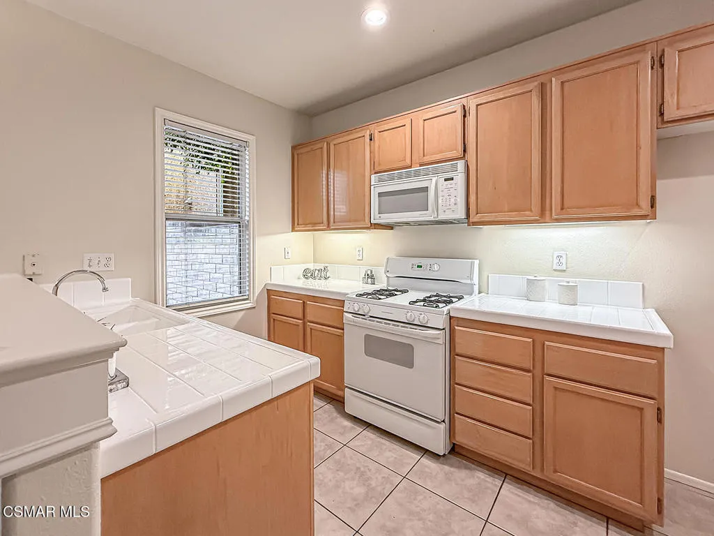 1668 Woodscent Lane, Simi Valley, California 93065 home-pic-15
