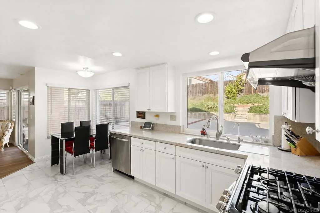 11637 Thomas Hayes Ln, San Diego, California 92126 home-pic-14
