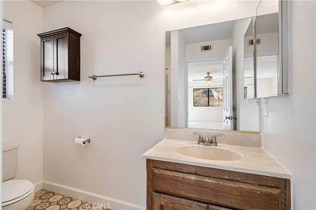 42718 Coolcrest Drive, Lake Hughes, California 93532 home-pic-26