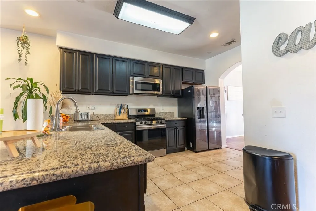 14176 Kiowa, Apple Valley, California 92307 home-pic-23