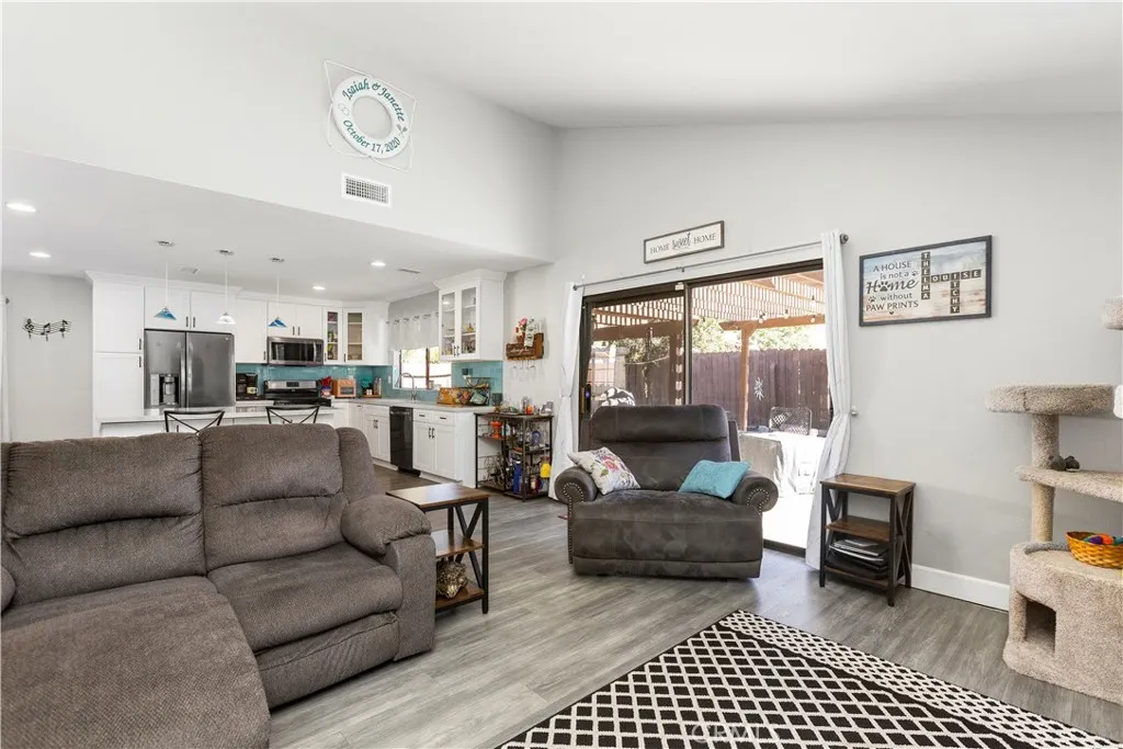 1258 Entrada Glen, Escondido, California 92027 home-pic-8