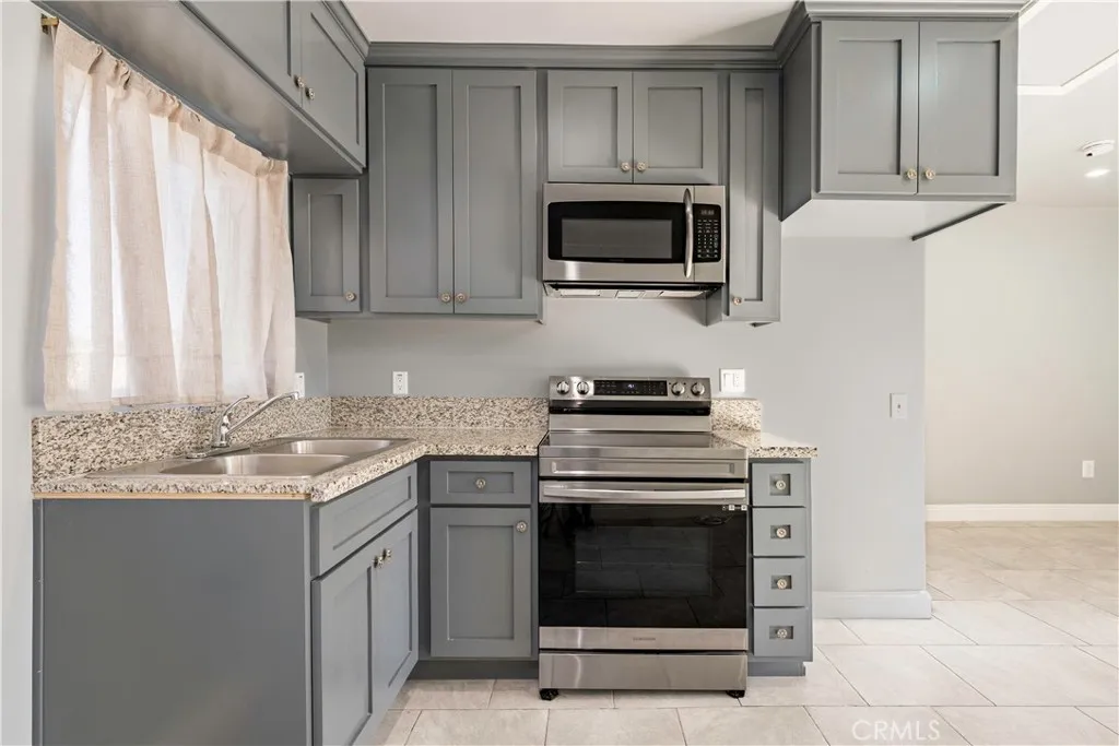 1520 W 215th