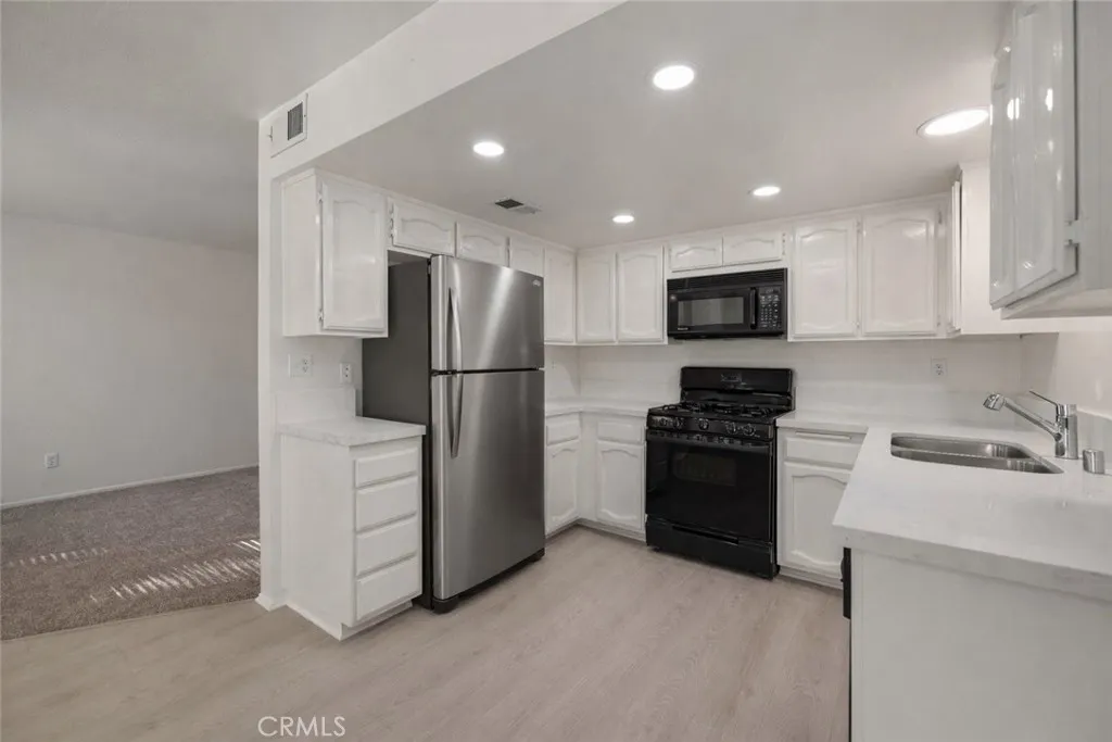 1834 E Avenue J2, Lancaster, California 93535 home-pic-1