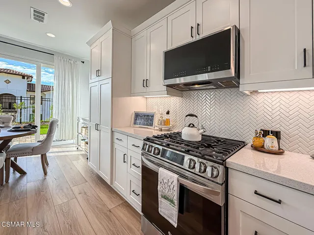 bLiving Dining Kitchen5