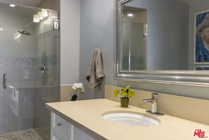 Full bathroom on main level