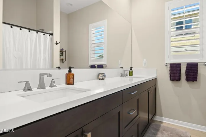 390_Rose_St-Full Bathroom