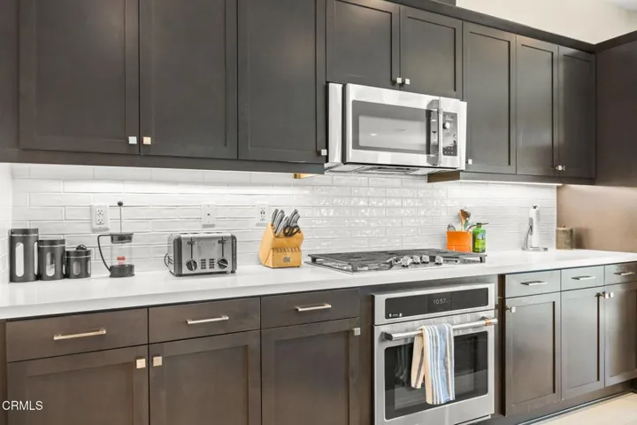 390_Rose_St-Gas Oven & Microwave