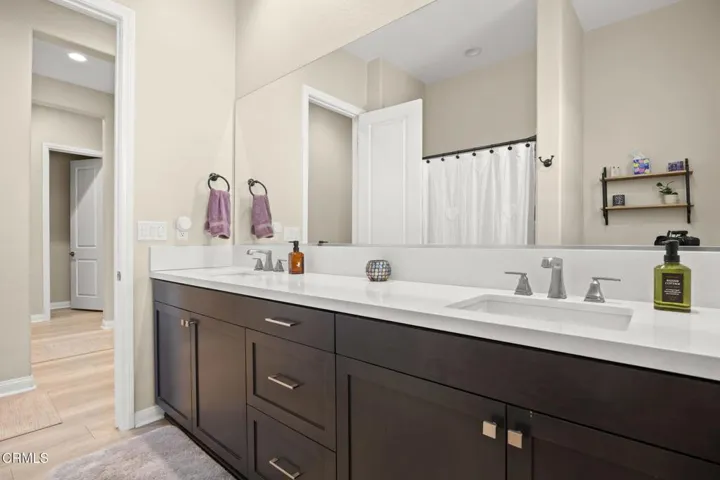 390_Rose_St-Full Bathroom