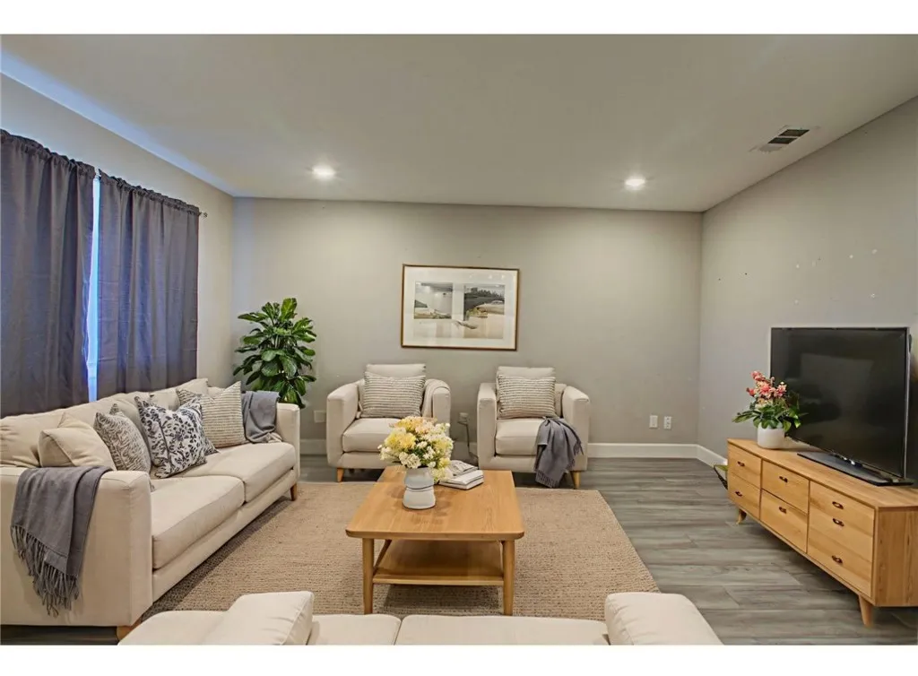 8822 Globe Avenue, Dos Palos, California 93620 home-pic-3