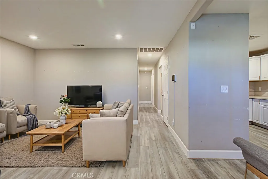 8822 Globe Avenue, Dos Palos, California 93620 home-pic-2