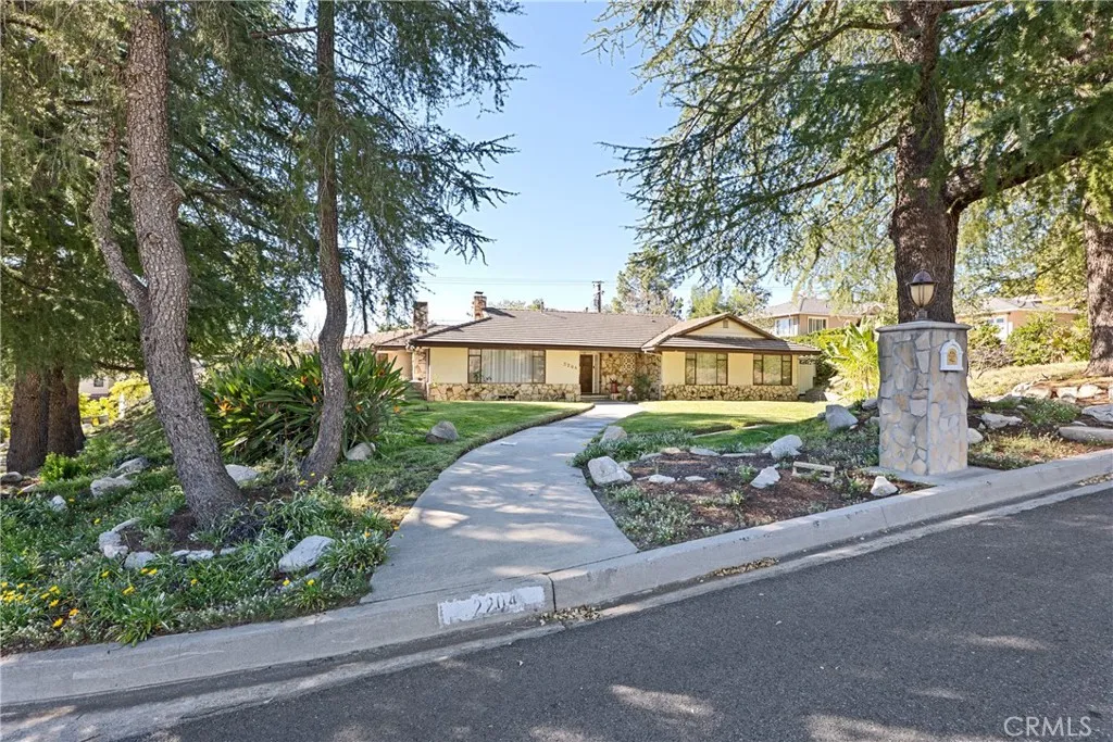 2204 San Gorgonio Road, La Canada Flintridge, California 91011 home-pic-1