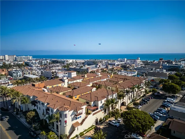 Perfectly located walking distance to the beach, restaurants and shops.