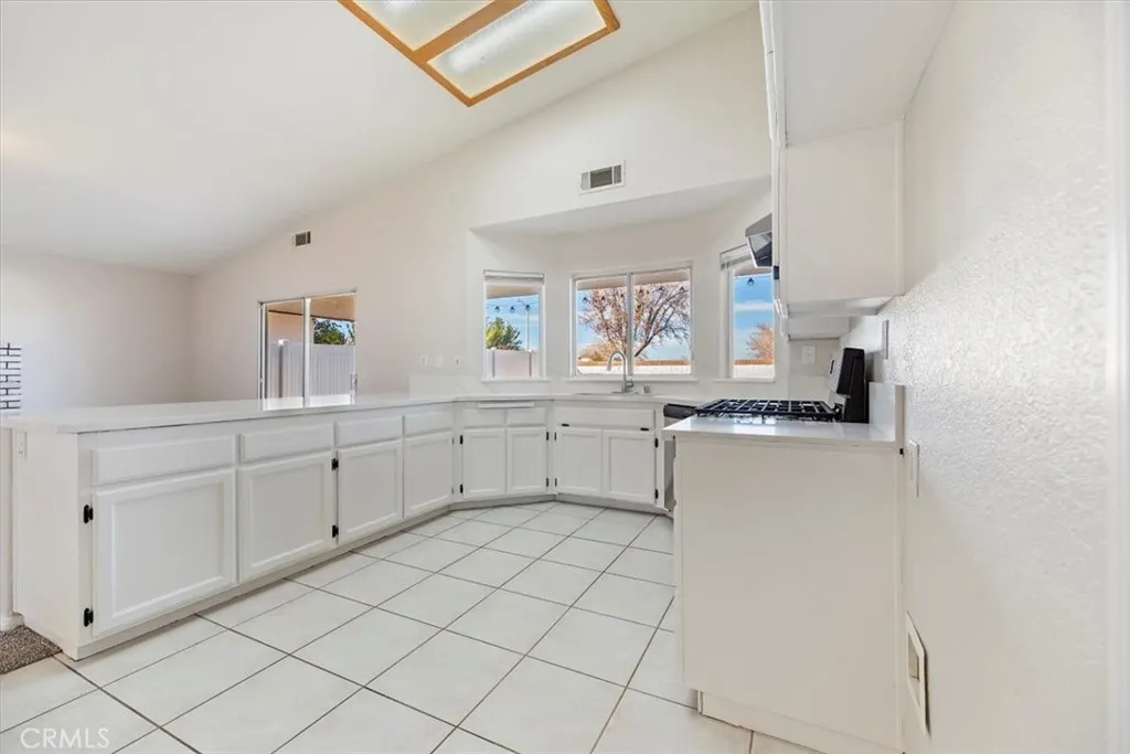 14450 Palo Alto Court, Victorville, California 92392 home-pic-22