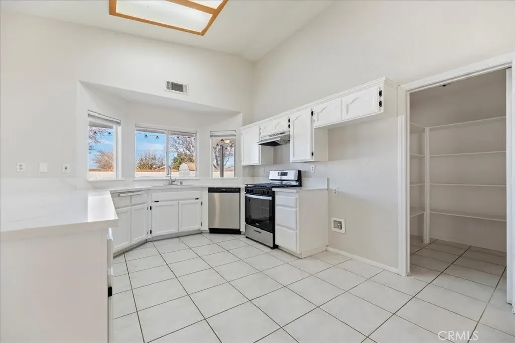14450 Palo Alto Court, Victorville, California 92392 home-pic-21
