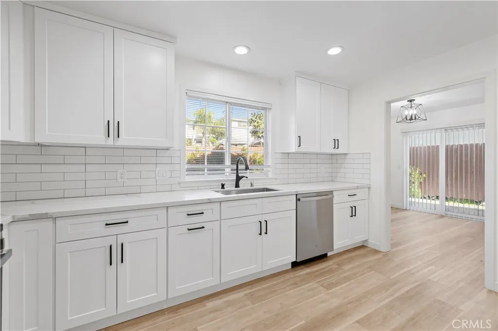 7049 Sunnycrest Trail, Tujunga, California 91042 home-pic-10
