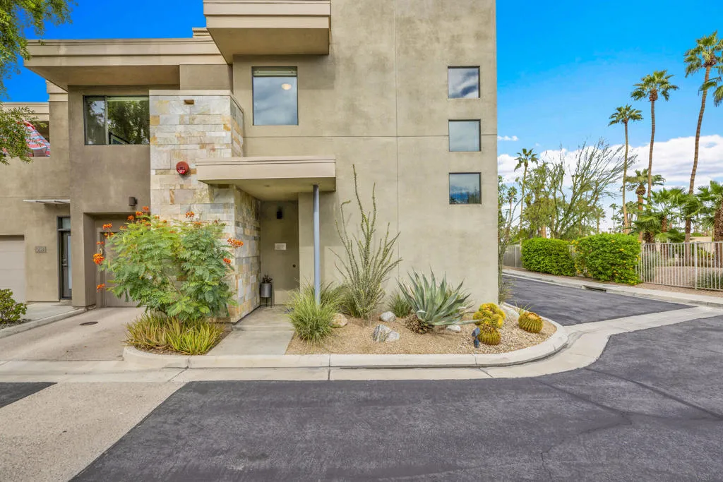 1028 E Palm Canyon Drive 207, Palm Springs, California 92264 home-pic-1