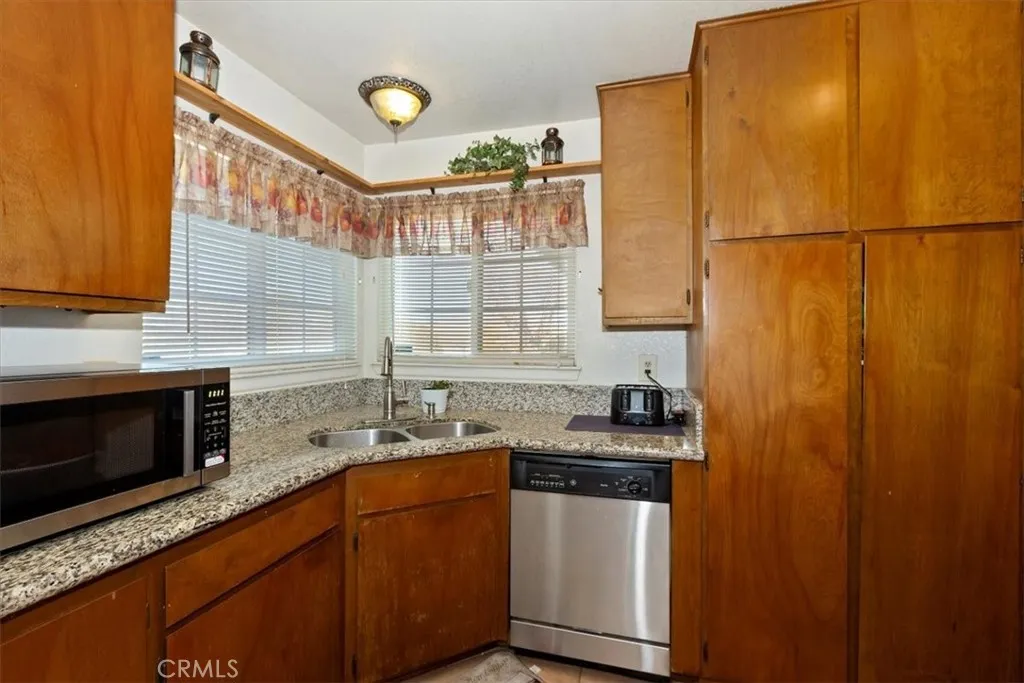 15873 La Paz Drive, Victorville, California 92395 home-pic-18