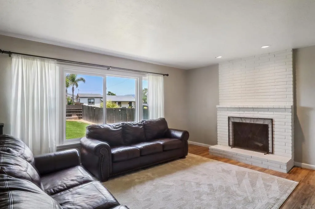 915 Crest View Dr, Vista, California 92081 home-pic-6