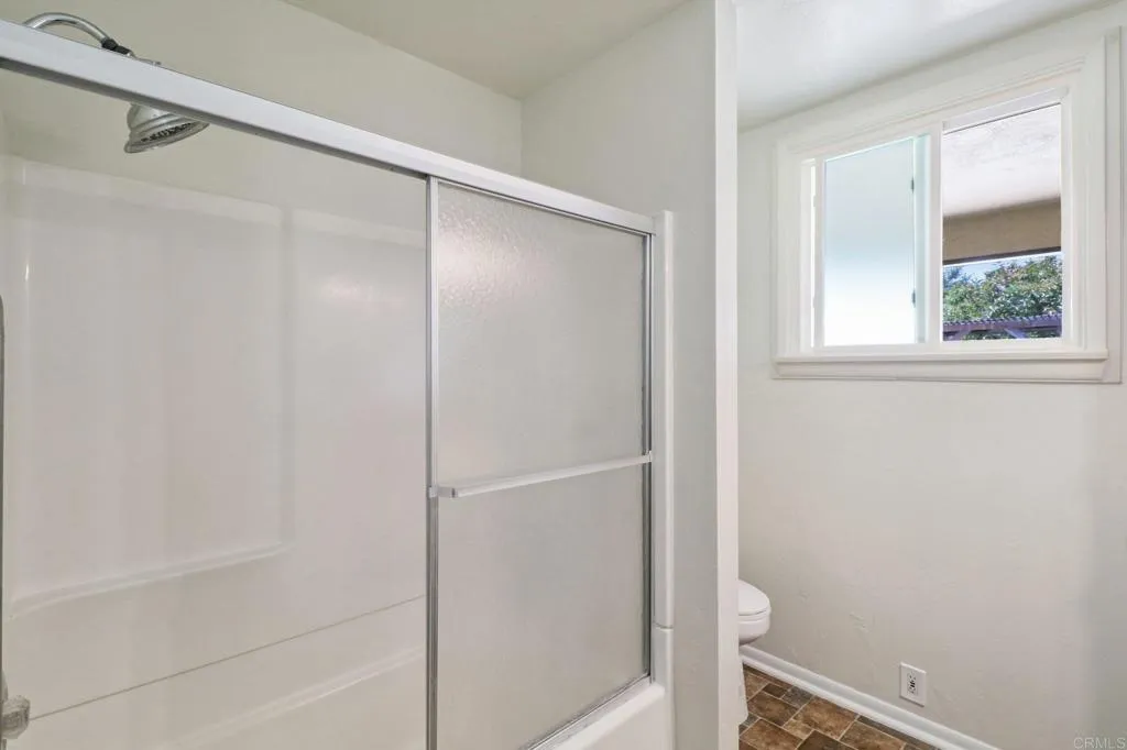 915 Crest View Dr, Vista, California 92081 home-pic-15