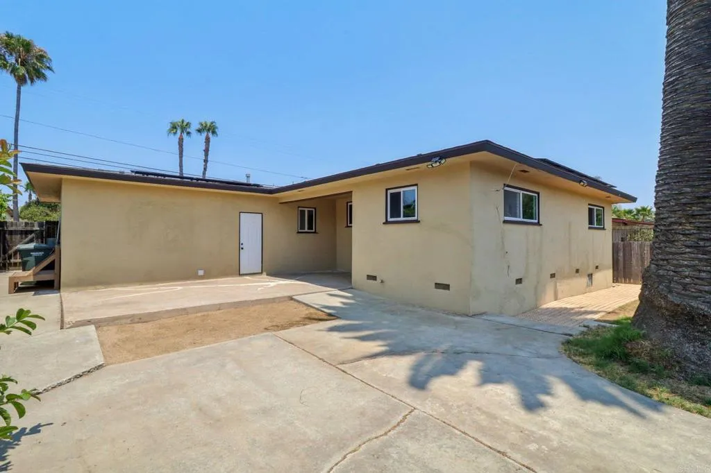 915 Crest View Dr, Vista, California 92081 home-pic-28