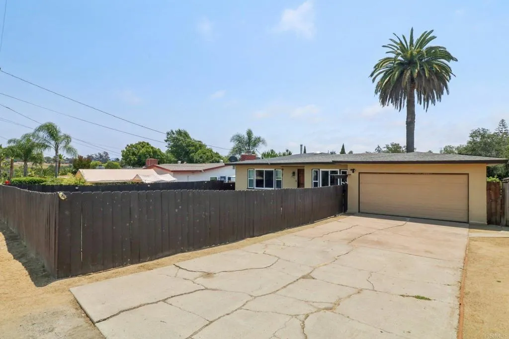915 Crest View Dr, Vista, California 92081 home-pic-3