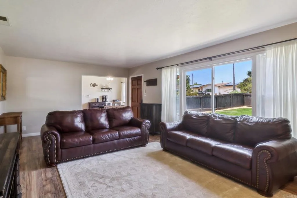 915 Crest View Dr, Vista, California 92081 home-pic-4