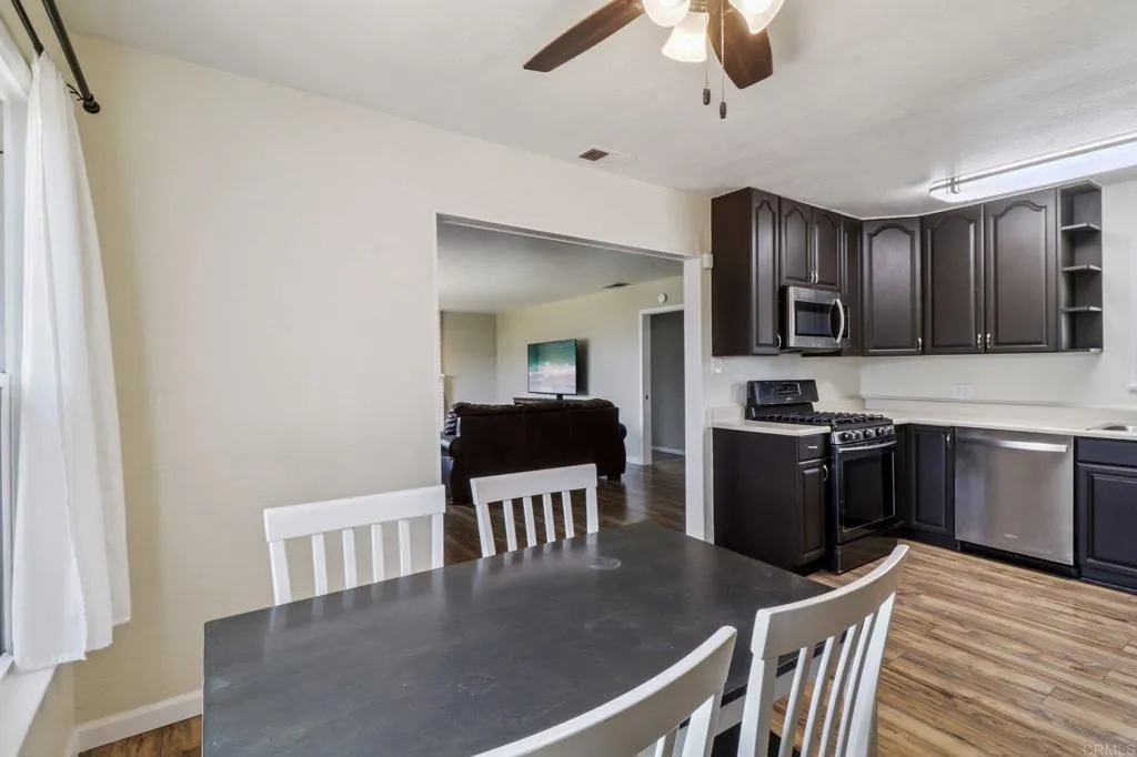 915 Crest View Dr, Vista, California 92081 home-pic-10