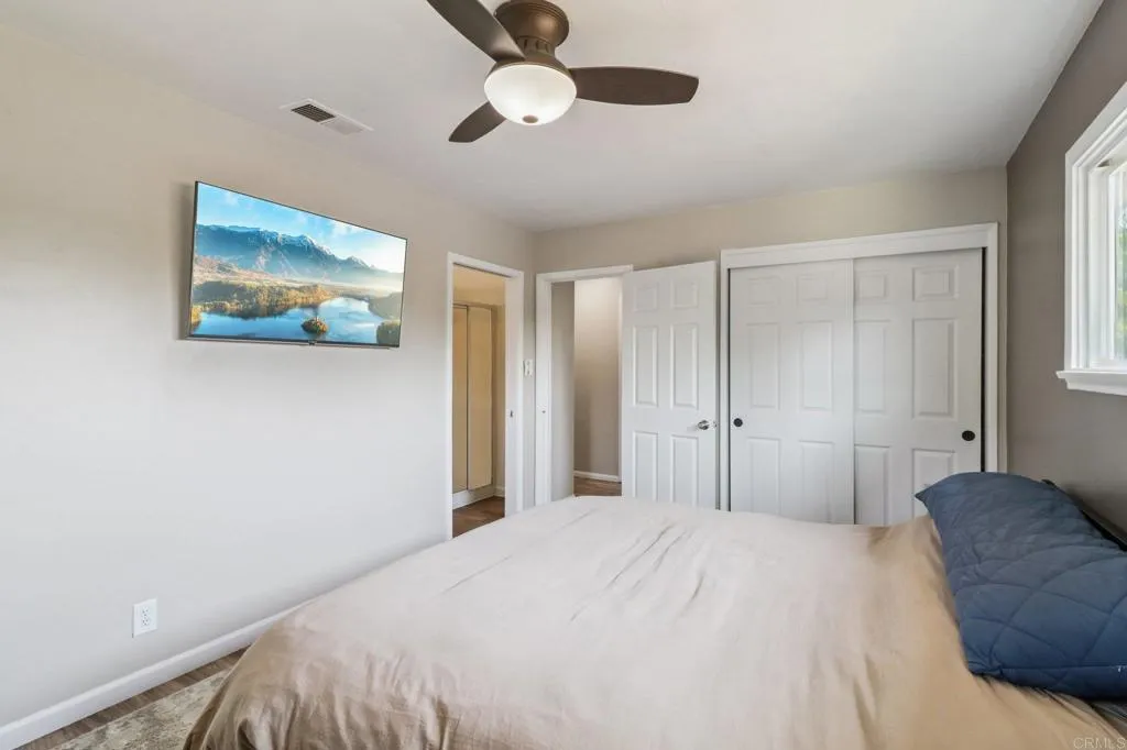 915 Crest View Dr, Vista, California 92081 home-pic-24