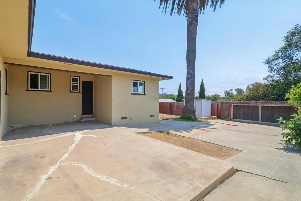 915 Crest View Dr, Vista, California 92081 home-pic-27