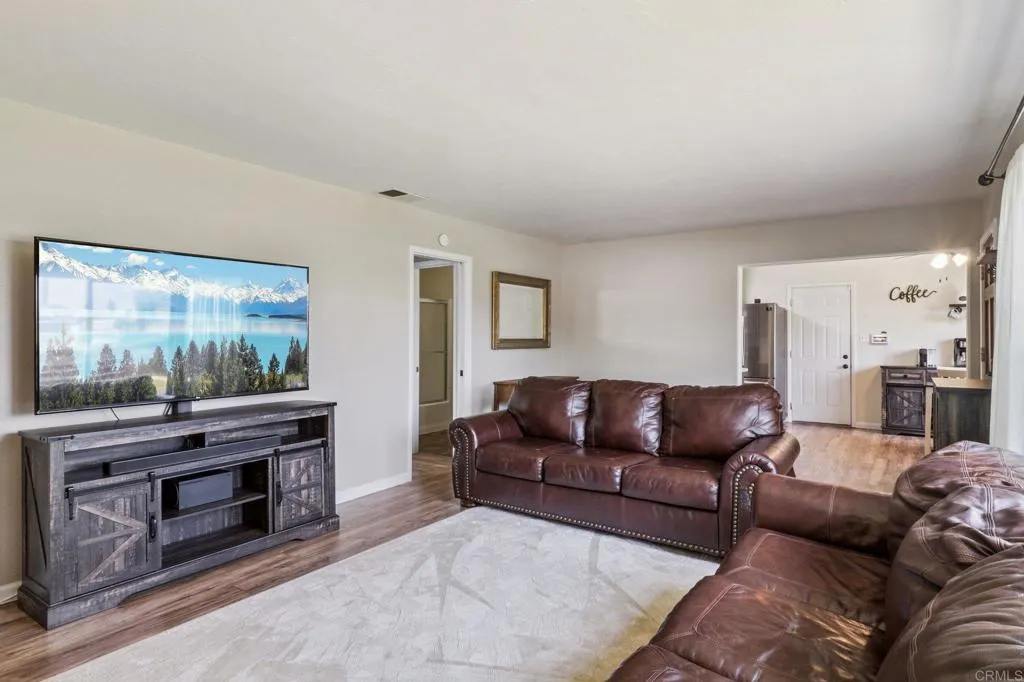 915 Crest View Dr, Vista, California 92081 home-pic-5
