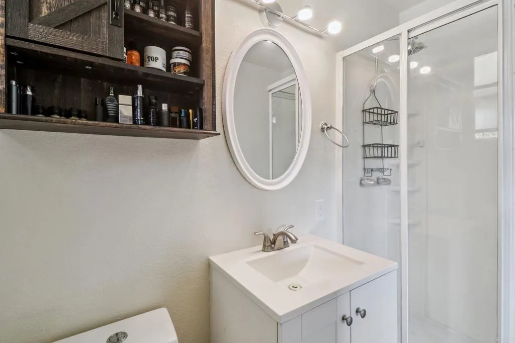 915 Crest View Dr, Vista, California 92081 home-pic-26