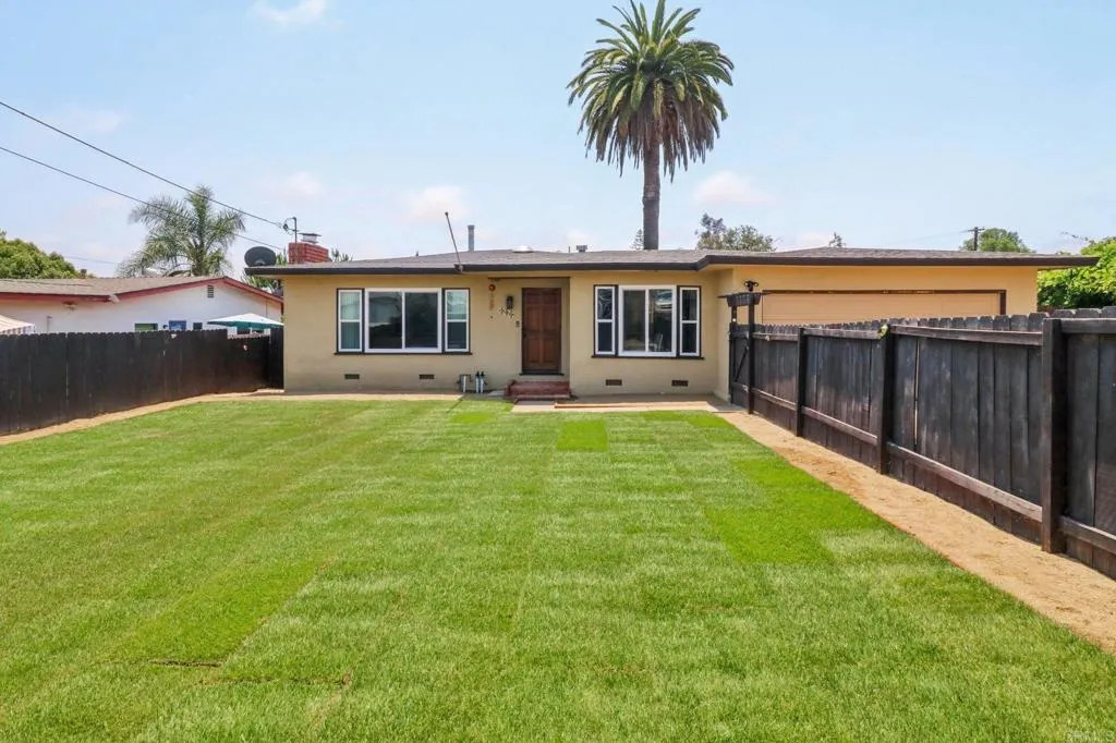 915 Crest View Dr, Vista, California 92081 home-pic-2