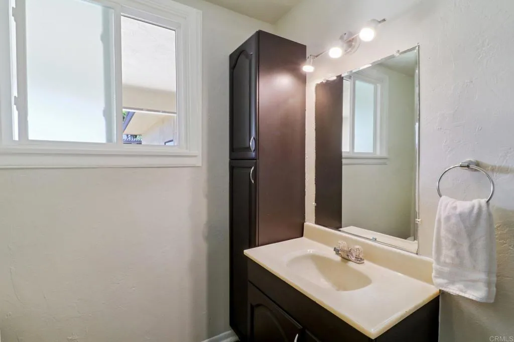 915 Crest View Dr, Vista, California 92081 home-pic-14