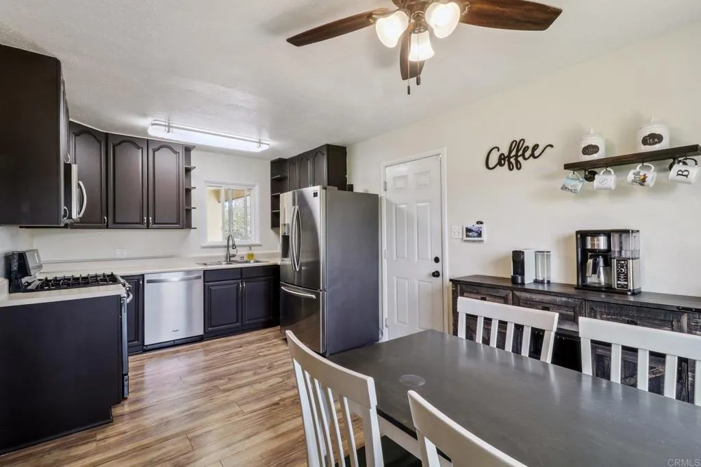 915 Crest View Dr, Vista, California 92081 home-pic-11