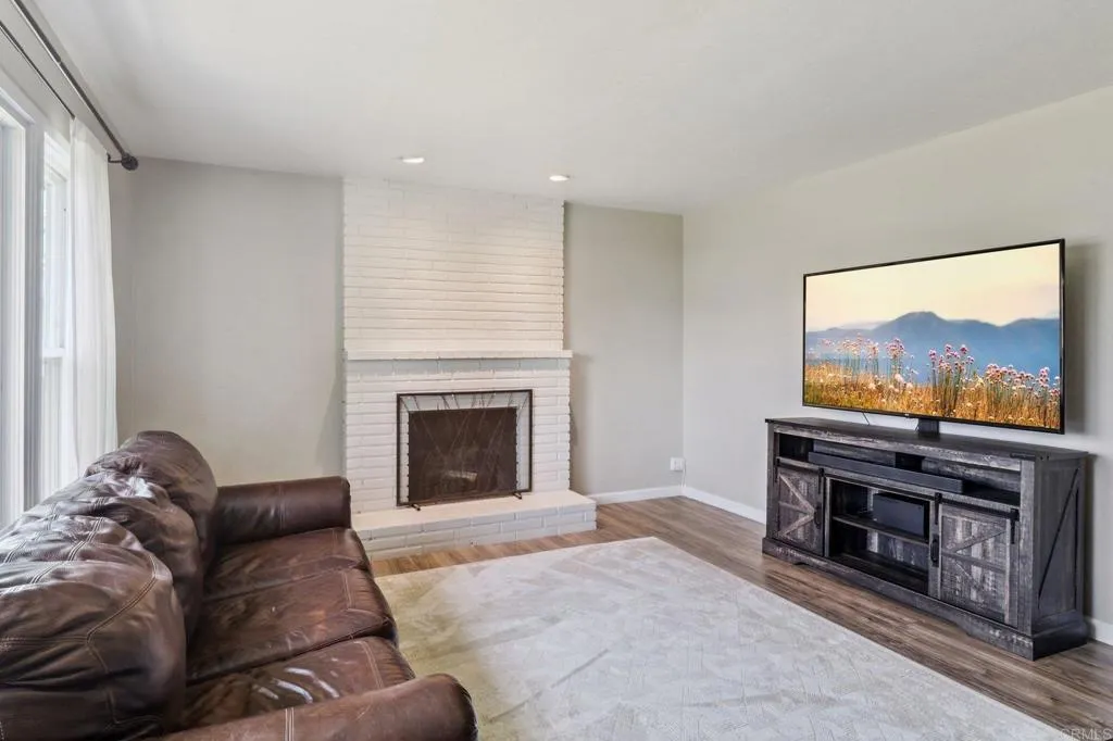 915 Crest View Dr, Vista, California 92081 home-pic-7
