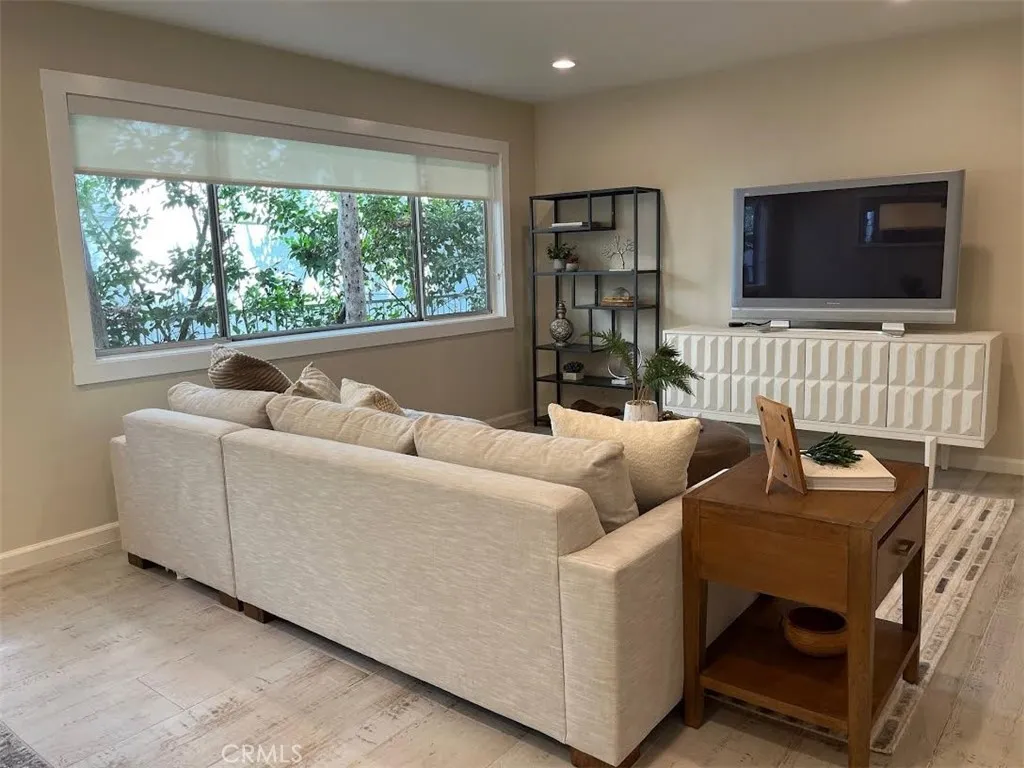 1025 N Kings Rd 105, West Hollywood, California 90069 home-pic-7