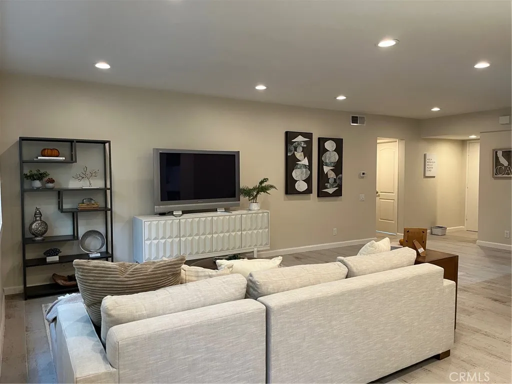 1025 N Kings Rd 105, West Hollywood, California 90069 home-pic-8