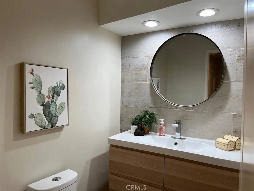1025 N Kings Rd 105, West Hollywood, California 90069 home-pic-12