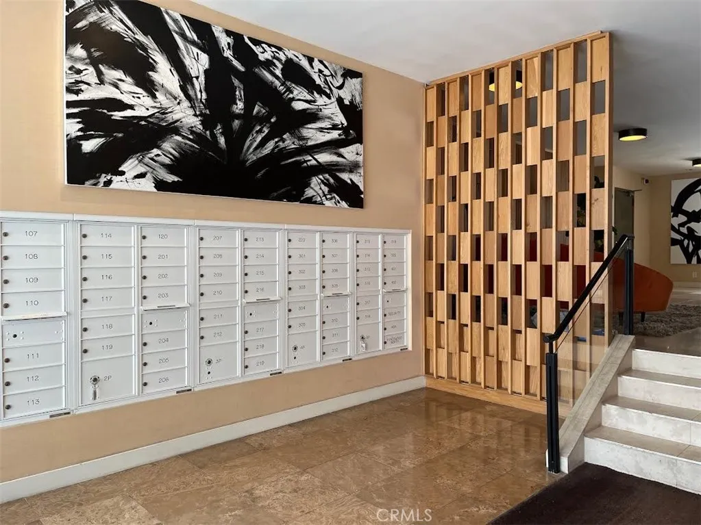 1025 N Kings Rd 105, West Hollywood, California 90069 home-pic-4