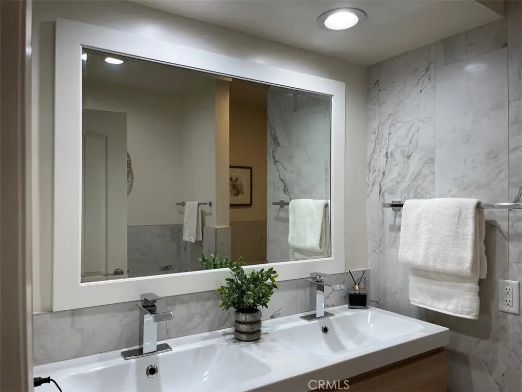 1025 N Kings Rd 105, West Hollywood, California 90069 home-pic-17