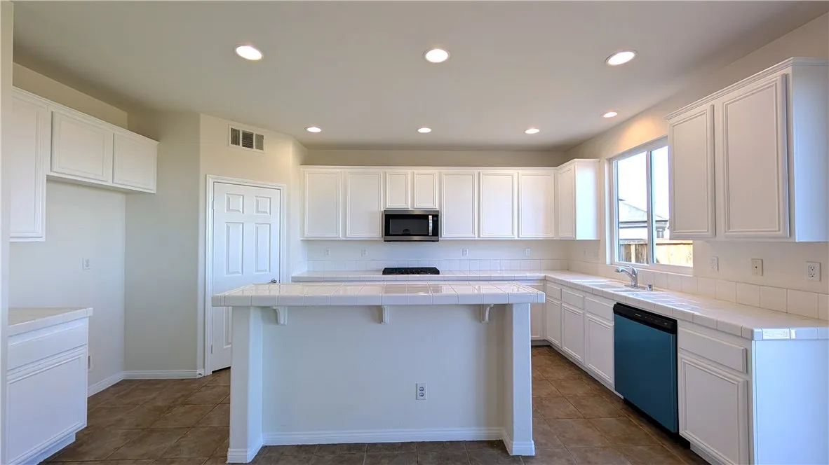 13645 Mayflower, Victorville, California 92392 home-pic-9
