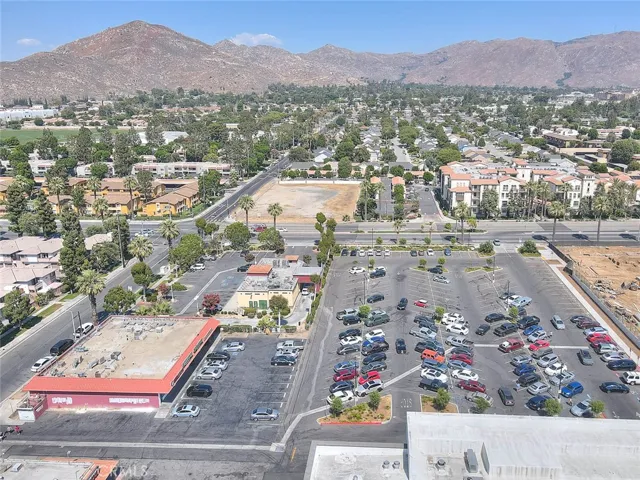 Walking distance to local stores