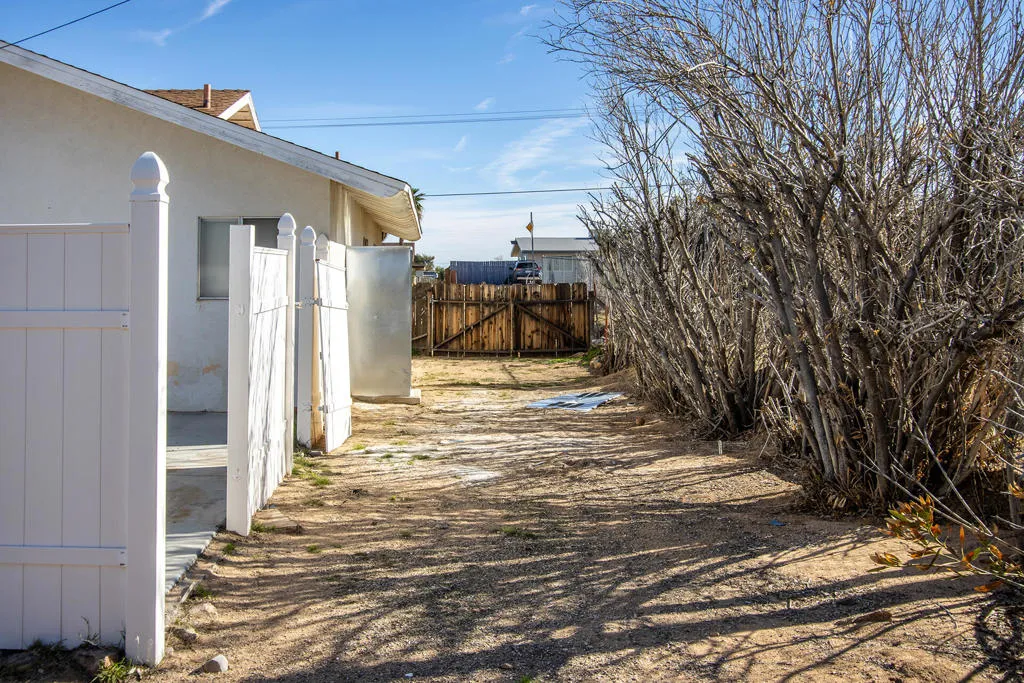 7348 Palomar Avenue, Yucca Valley, California 92284 home-pic-25
