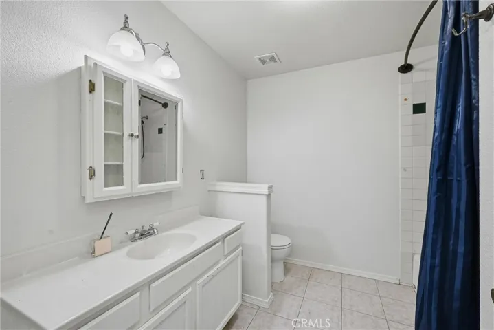 Common bathroom up stairs w/linen closet